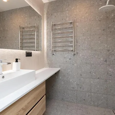 Apartment Two-story Urban Gem *