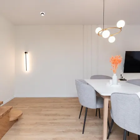 アパート Two-story Urban Gem